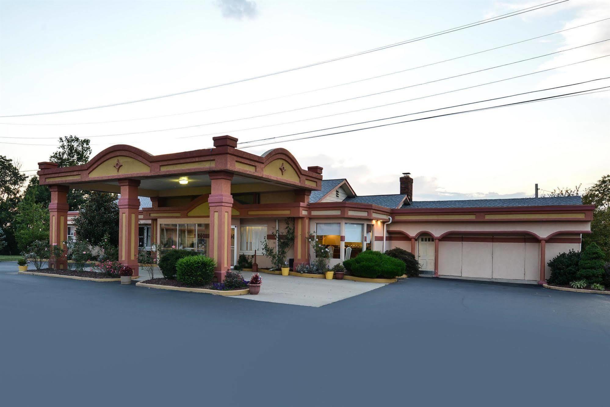 Americas Best Value Inn & Suites Williamstown Exterior photo